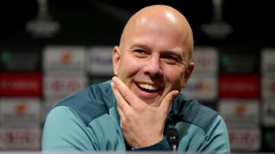 Arne Slot diperkirakan akan memenangkan Liga Premier bersama Liverpool TAHUN depan saat legenda Belanda itu menandai transfer pertamanya untuk seorang bos.