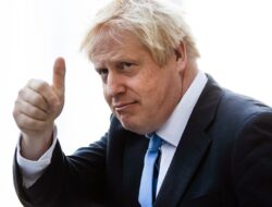 Mantan Perdana Menteri Boris Johnson telah menandatangani kesepakatan besar dengan pemberi pinjaman terkemuka untuk mempelopori kampanye Euro 2024