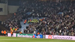 Pertandingan Aston Villa dilanda keadaan darurat medis karena tribun penonton dilaporkan habis saat polisi bergegas masuk