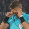 Wasit Daniele Orsato menangis di lapangan usai semifinal Liga Champions PSG vs Borussia Dortmund.