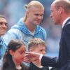 Pangeran William berjabat tangan dengan pemain Man City Phil Foden dan Erling Haaland jelang Final Piala FA