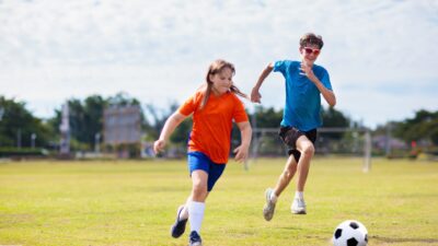 Perubahan peraturan besar untuk sepak bola remaja telah diumumkan setelah uji coba selama dua tahun