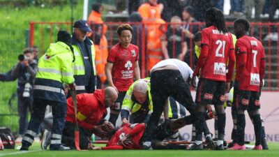 Mantan bintang Arsenal Jeff Reine-Adelaide dilarikan ke rumah sakit setelah pingsan dan menghabiskan 10 menit dalam keadaan koma.