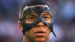 Kylian Mbappe terpaksa mendapatkan masker baru setelah muncul masalah dengan perlindungan hidung bintang Prancis itu