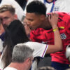 Para pemain Inggris merayakan pencapaian final Euro 2024 dengan Wags saat Ollie Watkins mencium pacarnya setelah pemenangnya terlambat