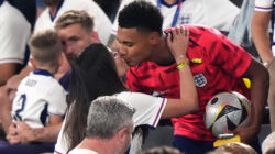 Para pemain Inggris merayakan pencapaian final Euro 2024 dengan Wags saat Ollie Watkins mencium pacarnya setelah pemenangnya terlambat