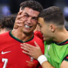 Cristiano Ronaldo menangis setelah gagal mengeksekusi penalti melawan Slovenia yang membuat ibunya hancur