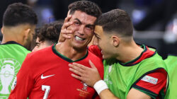 Cristiano Ronaldo menangis setelah gagal mengeksekusi penalti melawan Slovenia yang membuat ibunya hancur