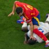 'Gambar sepak bola paling jelek yang pernah dilihat' menjadi viral setelah striker Spanyol Nacho memukul kepala bintang Prancis Kolo Muani.