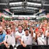 Pendukung Inggris yang bersemangat meminum segelas bir dan memilih favorit lokal mereka saat mereka bersiap untuk membawa The Three Lions meraih kemenangan di final Euro.